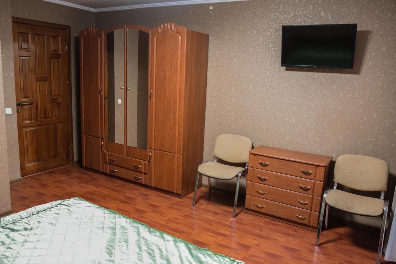 Gostynniy Dvir Hostel Ternopil Bagian luar foto