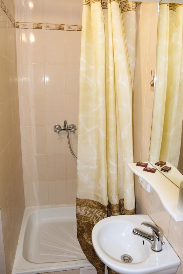 Gostynniy Dvir Hostel Ternopil Bagian luar foto