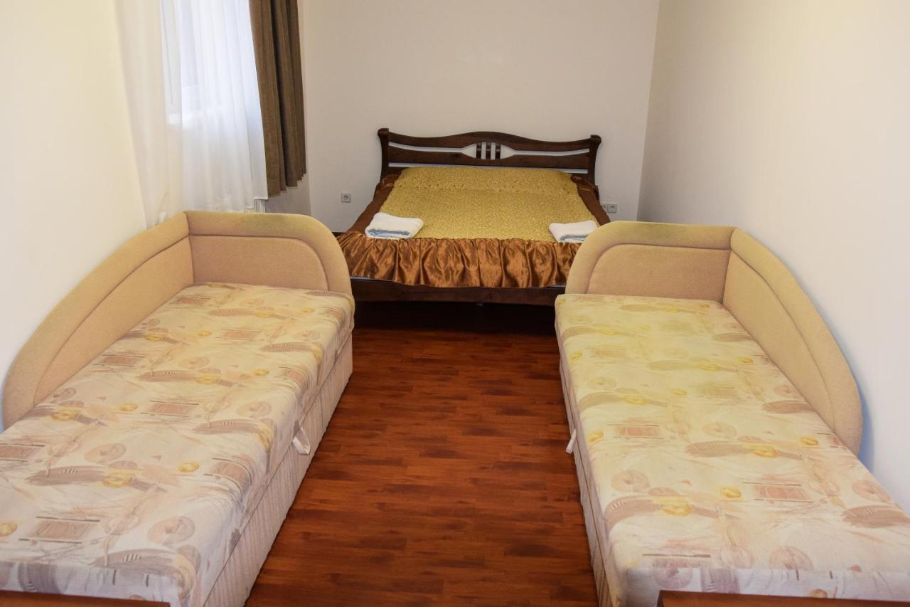 Gostynniy Dvir Hostel Ternopil Bagian luar foto