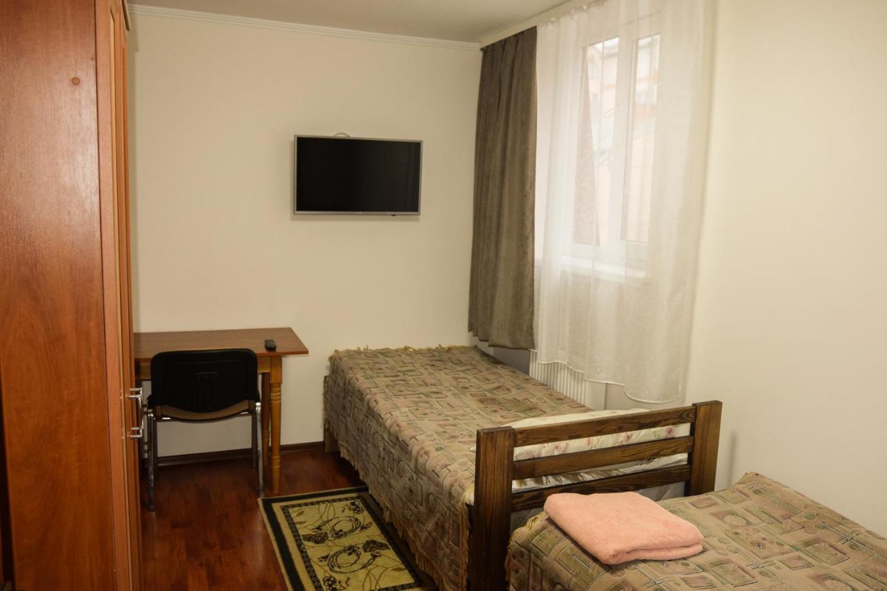 Gostynniy Dvir Hostel Ternopil Bagian luar foto