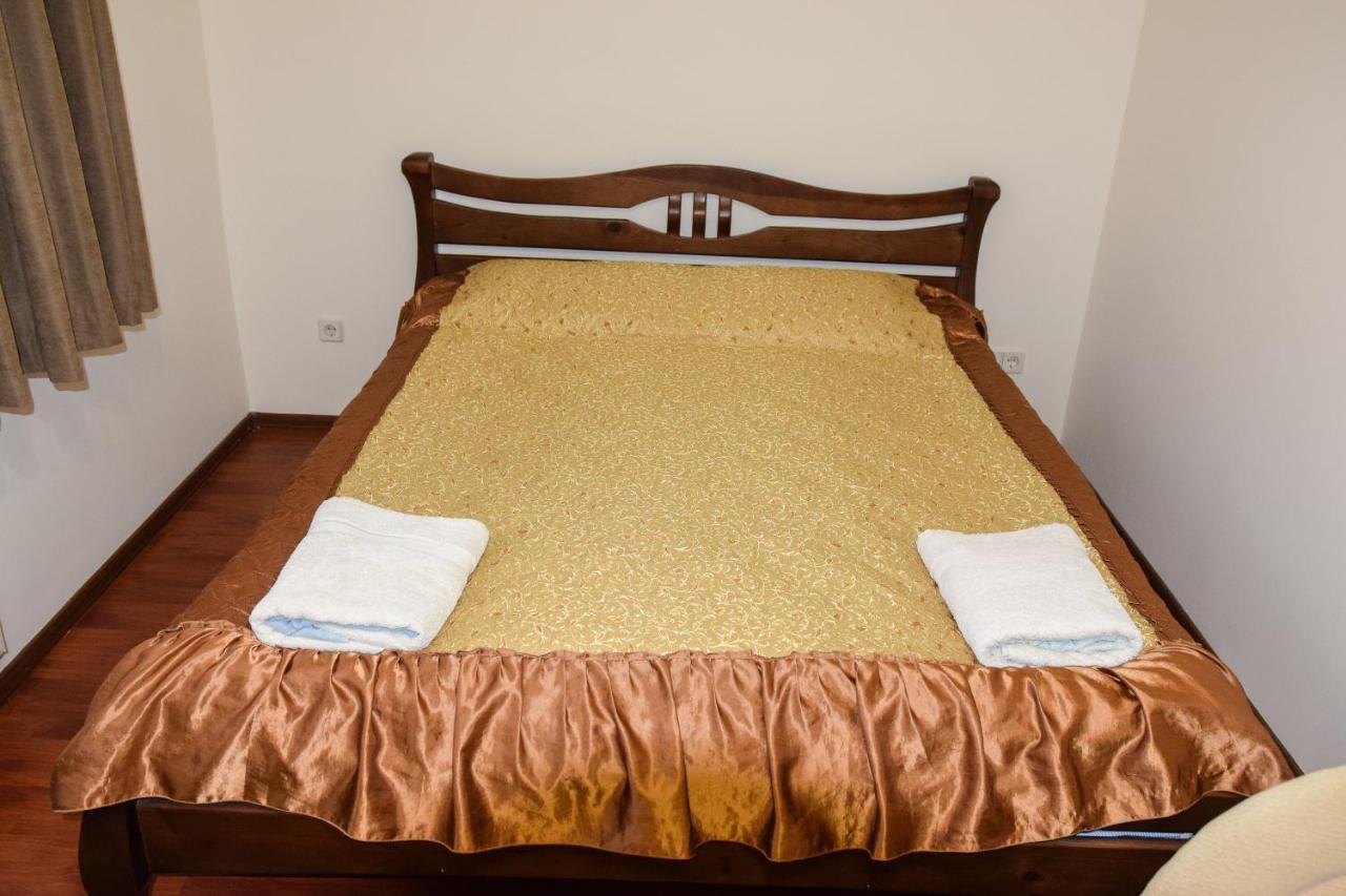 Gostynniy Dvir Hostel Ternopil Bagian luar foto