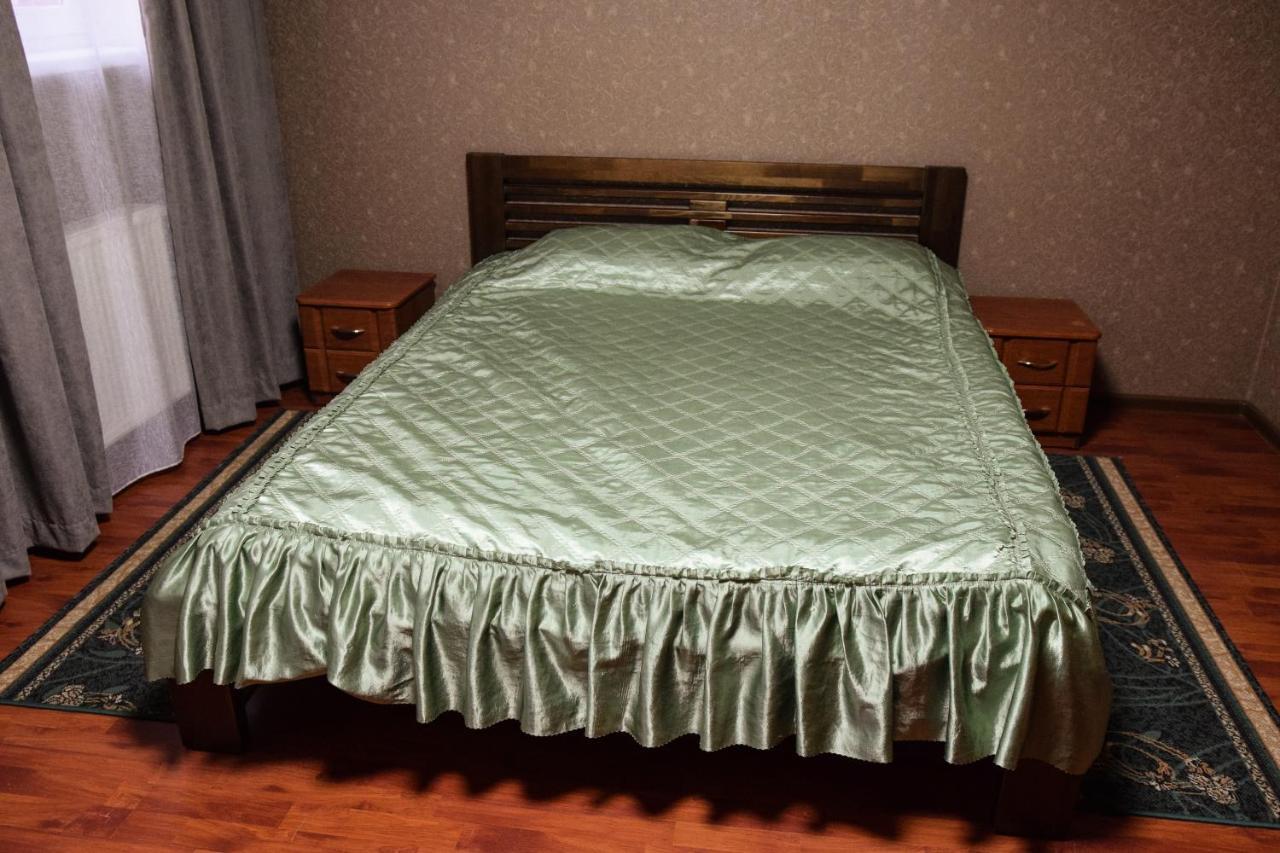 Gostynniy Dvir Hostel Ternopil Bagian luar foto